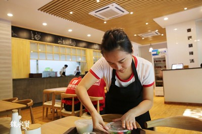 90后小夫妻高新區開中式快餐店，服務白領，生意火爆