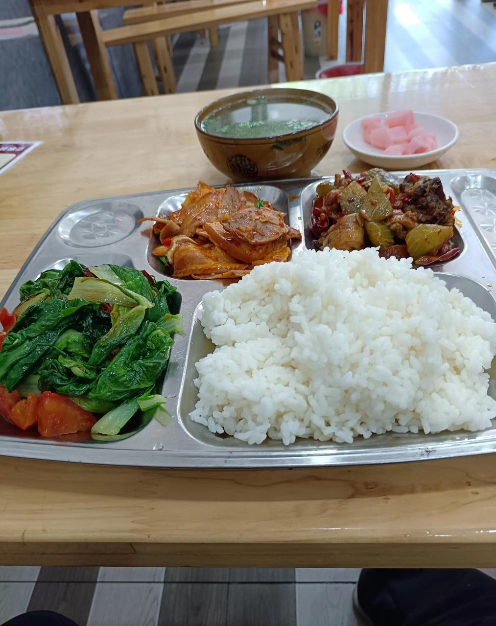 深圳市坑梓職工食堂承包團(tuán)體餐配送 快餐配送服務(wù)_六元兩葷一素 - 愛